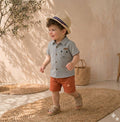"Safari Chic" Ensemble chemise grise et short terracotta