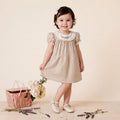 "Romantique" Robe en lin beige avec col brodé et plumetis